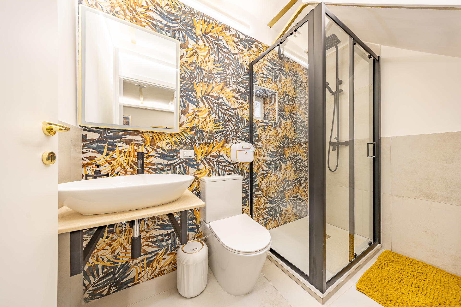 Dettaglio finiture e rivestimento d'arredo del bagno