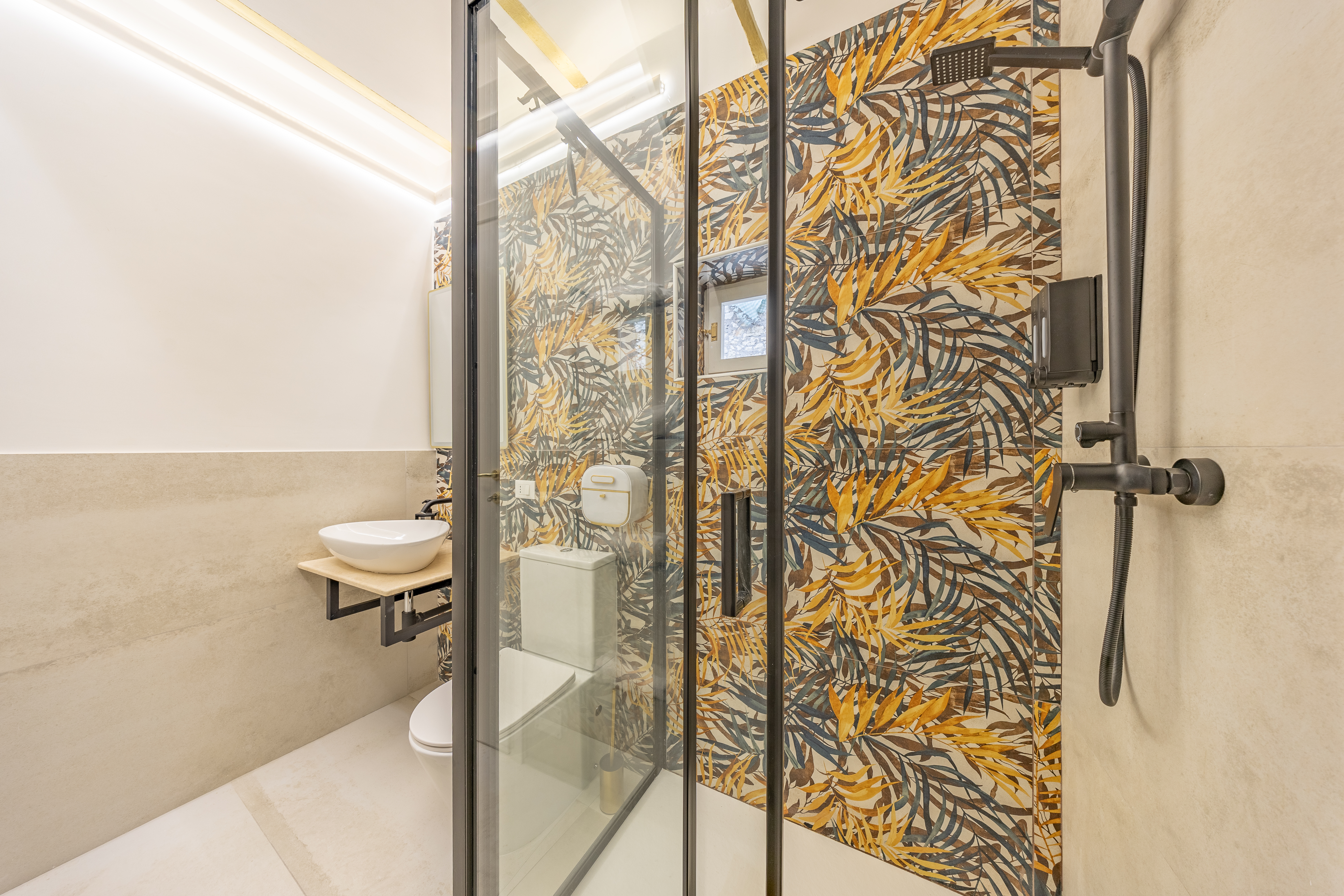 Bagno moderno ed elegante con rivestimento tropicale di pregio