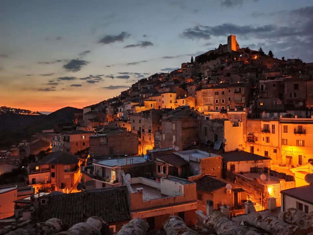 Veduta panoramica del borgo medievale di Montecelio al tramonto