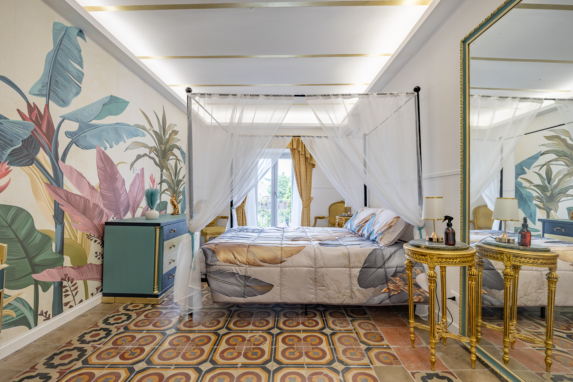 Suite esotica con carta da parati tropicale di design