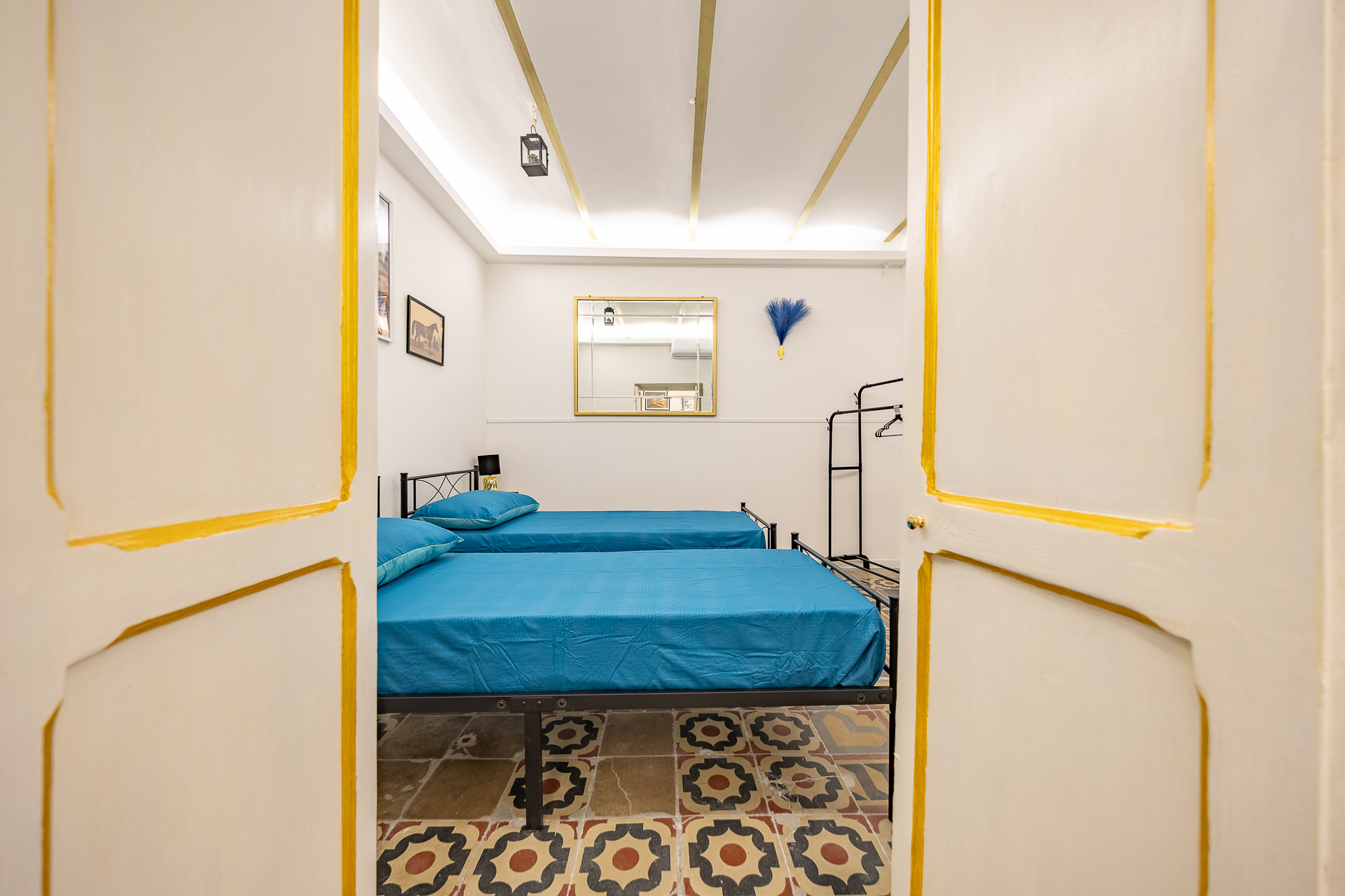 Interno camera doppia finemente arredata
