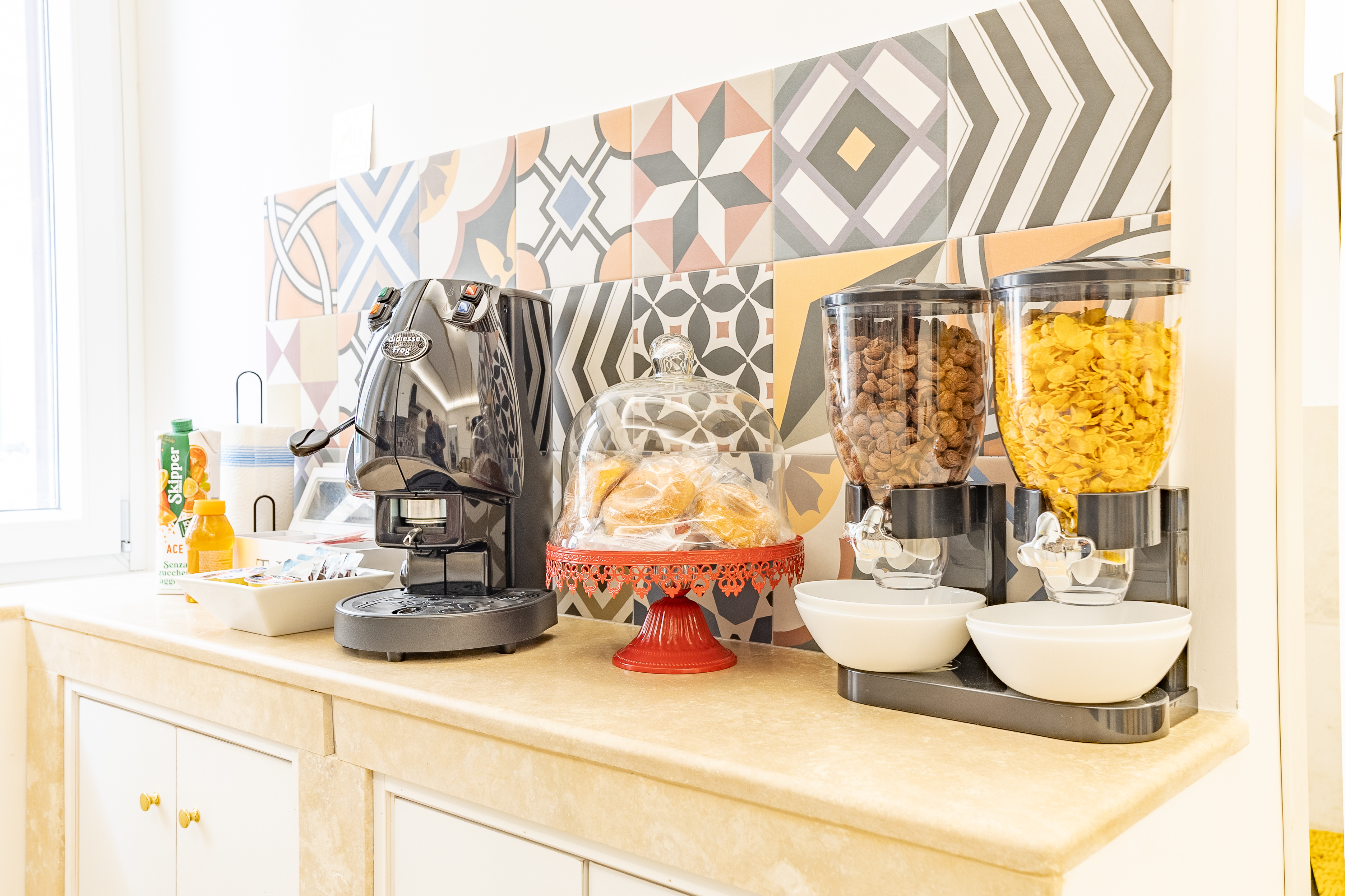 Angolo colazione self-service con finiture geometriche