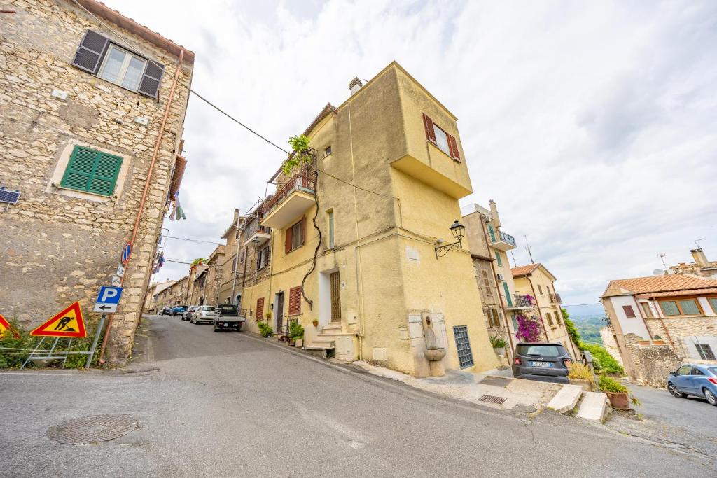 Scorcio caratteristico del borgo medievale circostante