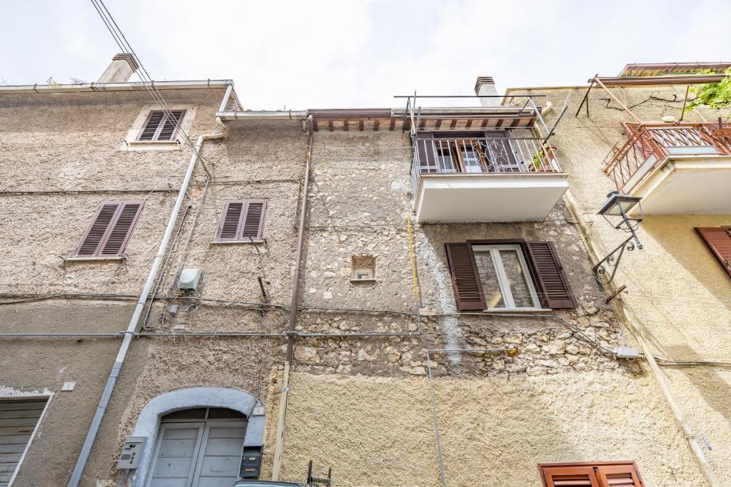 Facciata esterna in pietra dell'alloggio turistico a Montecelio